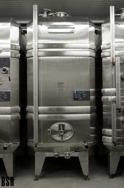 Cuve parallélépipédique vinicole superposable avec compartiments et régulation thermique