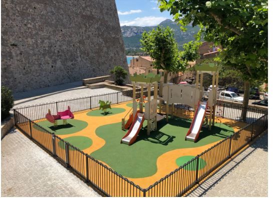 3822 - Structure pour aire de jeux - Transalp - Mon Château 3 tours avec filet, toboggans et panneaux ludiques_2