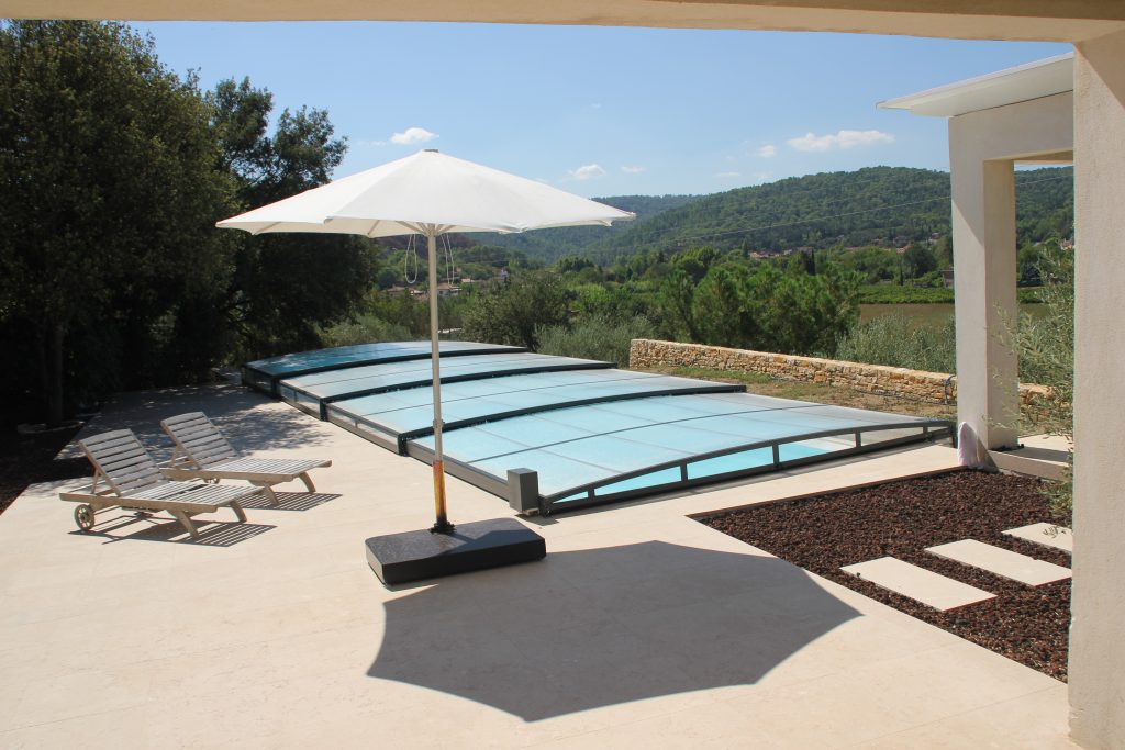 Abri piscine plat télescopique sans rails au sol - design élégant - BOREALIS XS_2