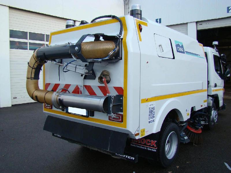 Balayeuse thermique BROCK VS4 sur châssis FUSO pour services voirie avec cuve à déchets de 4m³, brosses amovibles et caractéristiques techniques avancées_2