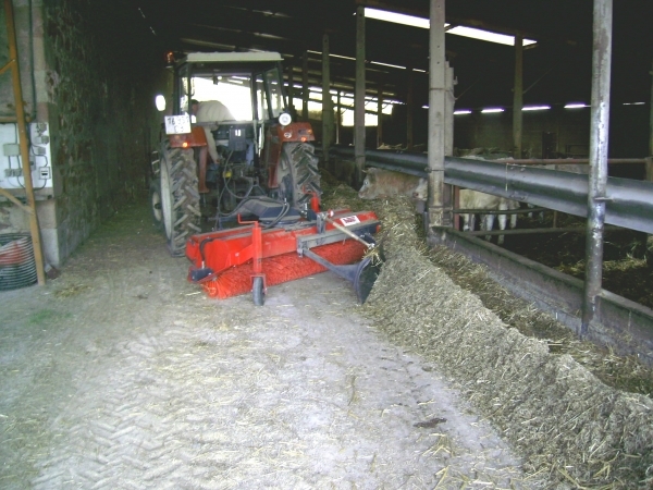 Machine de balayage avec options comme balai latéral et bac de ramassage