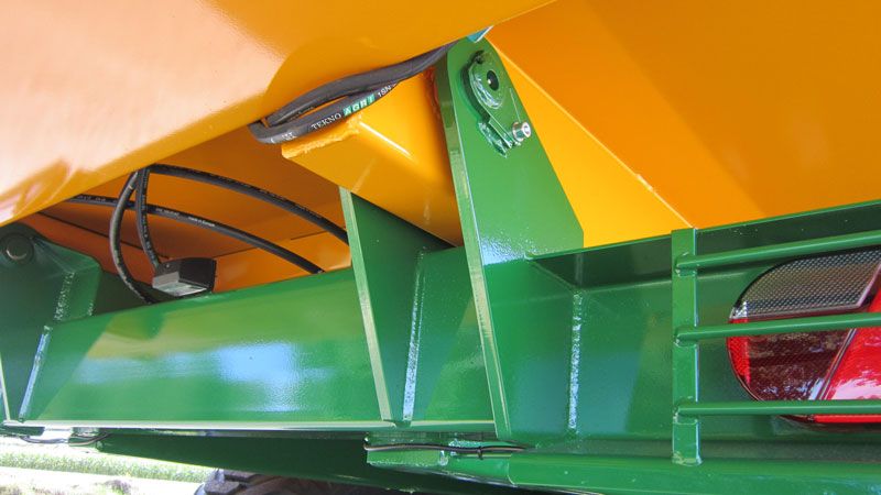 Équipement agricole G 140 avec porte à ouverture automatique pendulaire