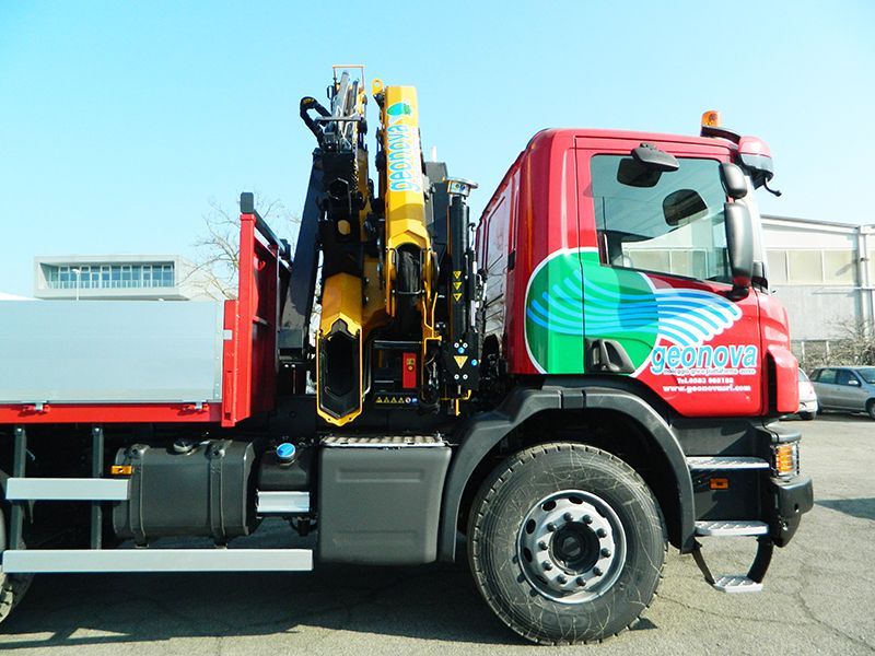 Grue auxiliaire polyvalente Effer 215 pour travaux de levage