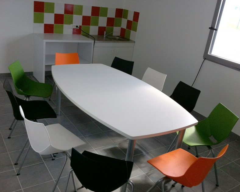 Table de réunion spacieuse et polyvalente pour espaces collaboratifs_2