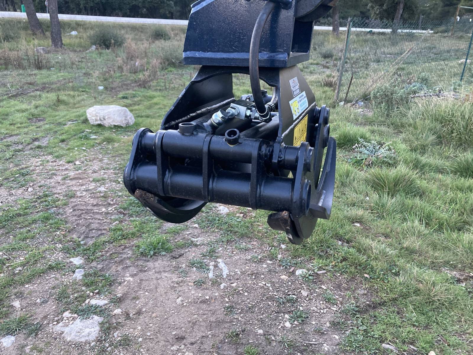 Grappin à bois pour mini pelle 2.5 à 3.5 tonnes_2