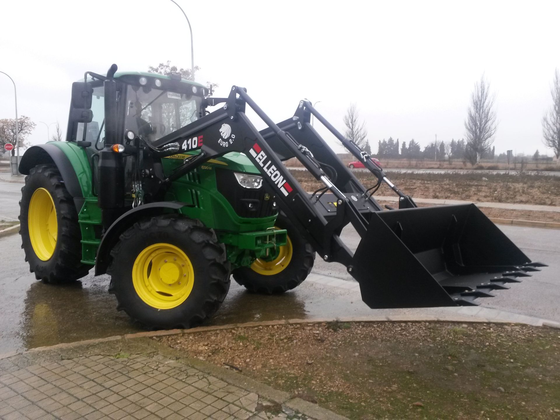 Chargeur frontal EL LEON avec pattes intégrées et plaque multicoupleur