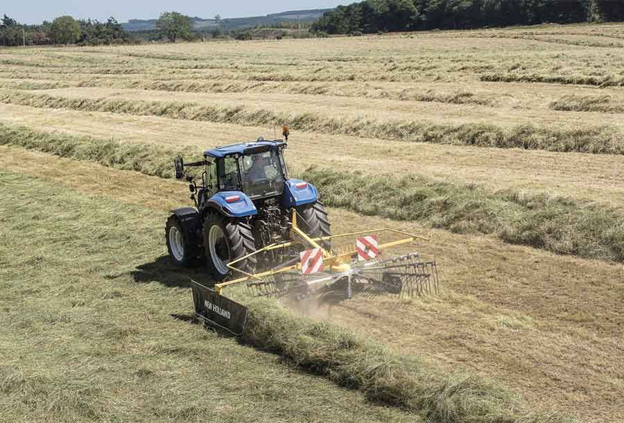 Andaineur New Holland avec rotor renforcé et essieu tandem 4 roues