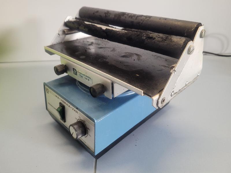 Agitateur de laboratoire IKA Vibrax VXR avec plateau VX8 de 2 barres_2