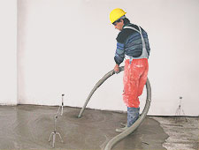 Transporteur avec pompe à vis pour chapes liquides - Puissante et polyvalente CLB18 - Débit 300 l/min et granulométrie jusqu'à 16 mm_2