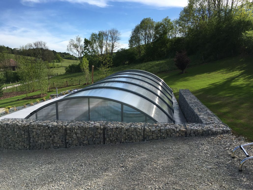 Abri piscine bas Elitys Basci - télescopique, manuel, aluminium - accès coulissant et dimensions sur mesure_0