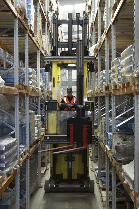 Chariot élévateur pour allées étroites avec tête tridirectionnelle et mât stable