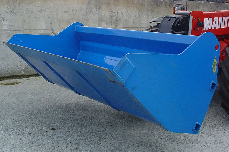 Godet de reprise - Atelier Robert - forme étudiée pour faible résistance de pénétration avec aciers haute résistance et lame Hardox 400 HB_2