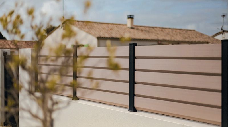 Clôture design avec lames 160x30 en aluminium