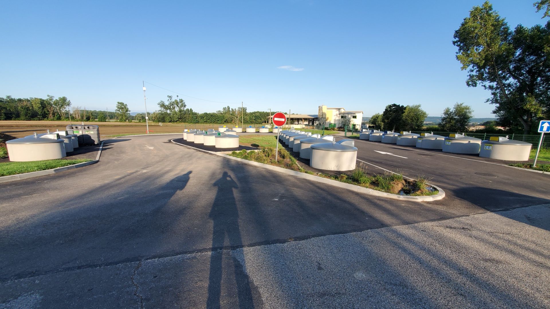 Conteneur semi-enterré pour déchets ménagers et recyclables