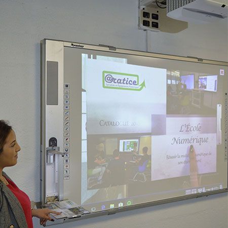 Équipement interactif avec contrôleur multi-sources tactile