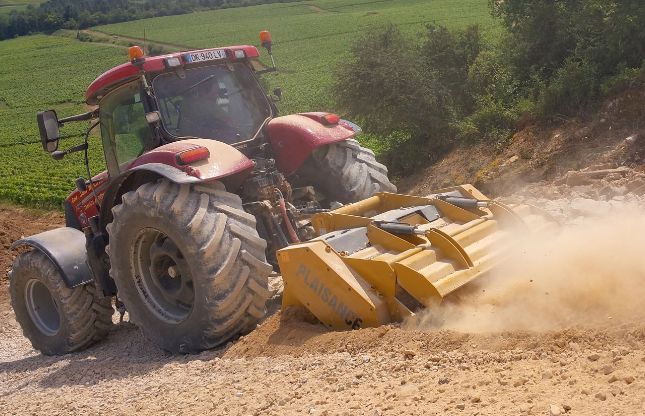 Équipement pour élimination des pierres sur terrains agricoles