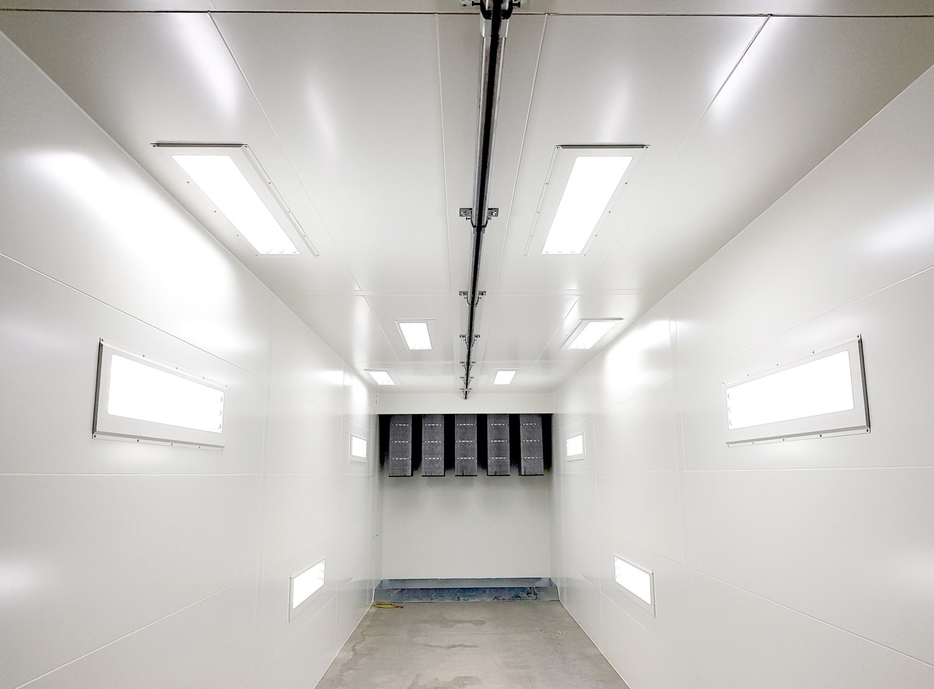 Convoyeur aérien pour supports métalliques