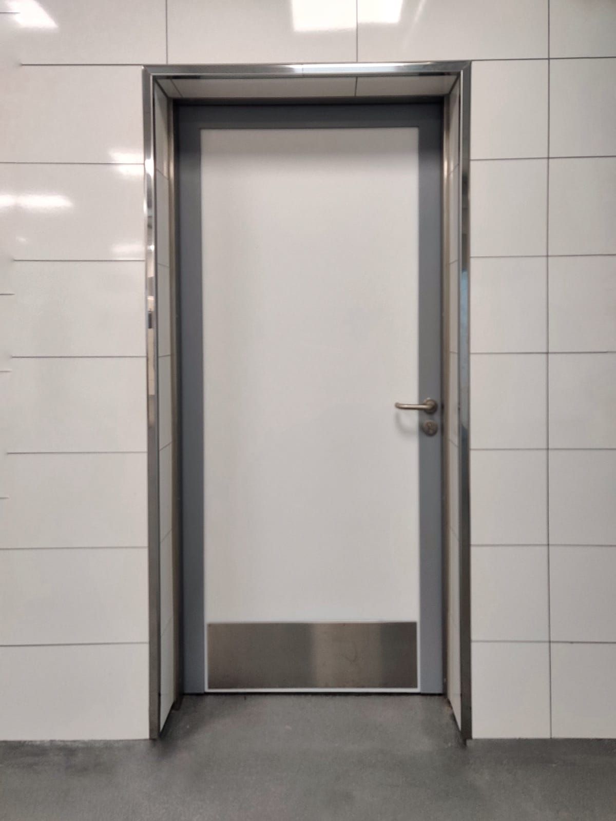 Porte hydrofuge en polyéthylène avec huisserie inox