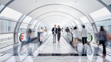 Trottoir roulant parfait pour parcourir jusqu'à 150 mètres dans les espaces publics et commerciaux - Schindler 9500 horizontal_2