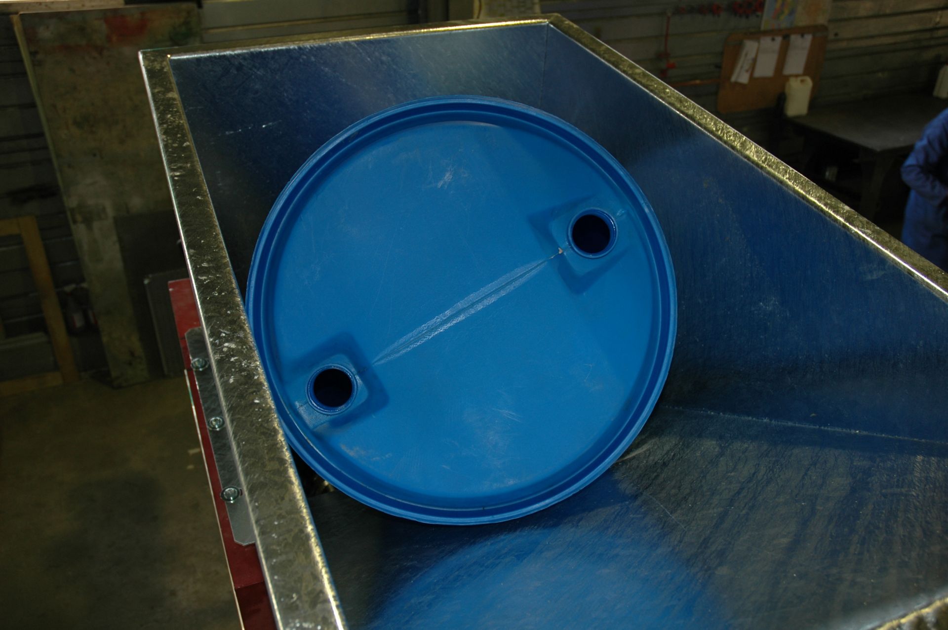 Broyeur industriel pour contenants plastiques volumineux