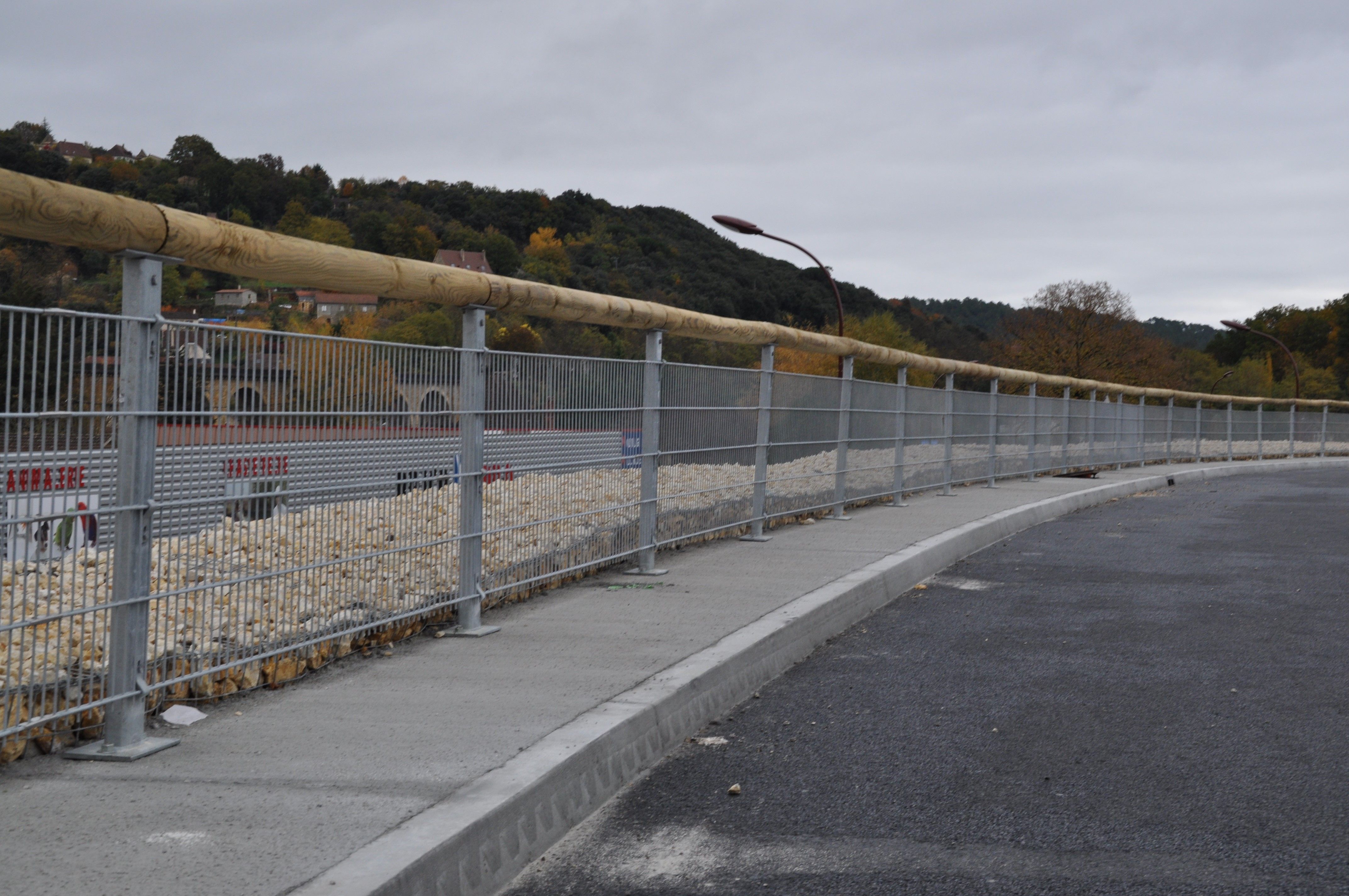 Clôture haute en bois - modèle Madrid - mixte bois/métal - adaptable aux courbes et pentes_2