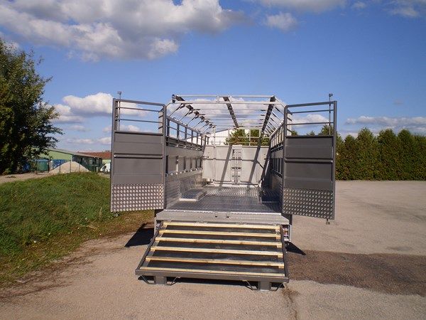 Bétaillère avec pont de chargement hydraulique et tapis caoutchouc