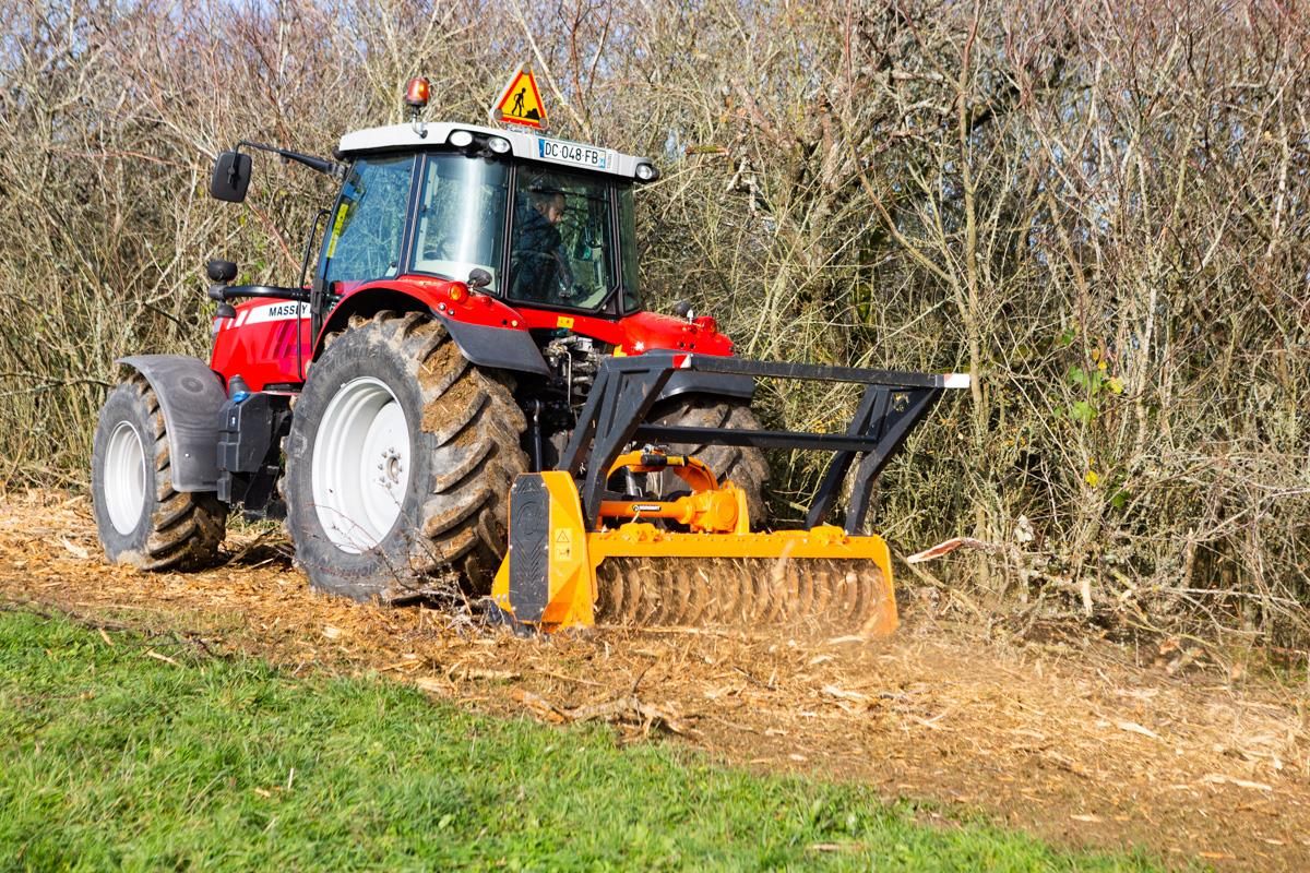 Équipement pour broyage de taillis et dépendances broussailleuses