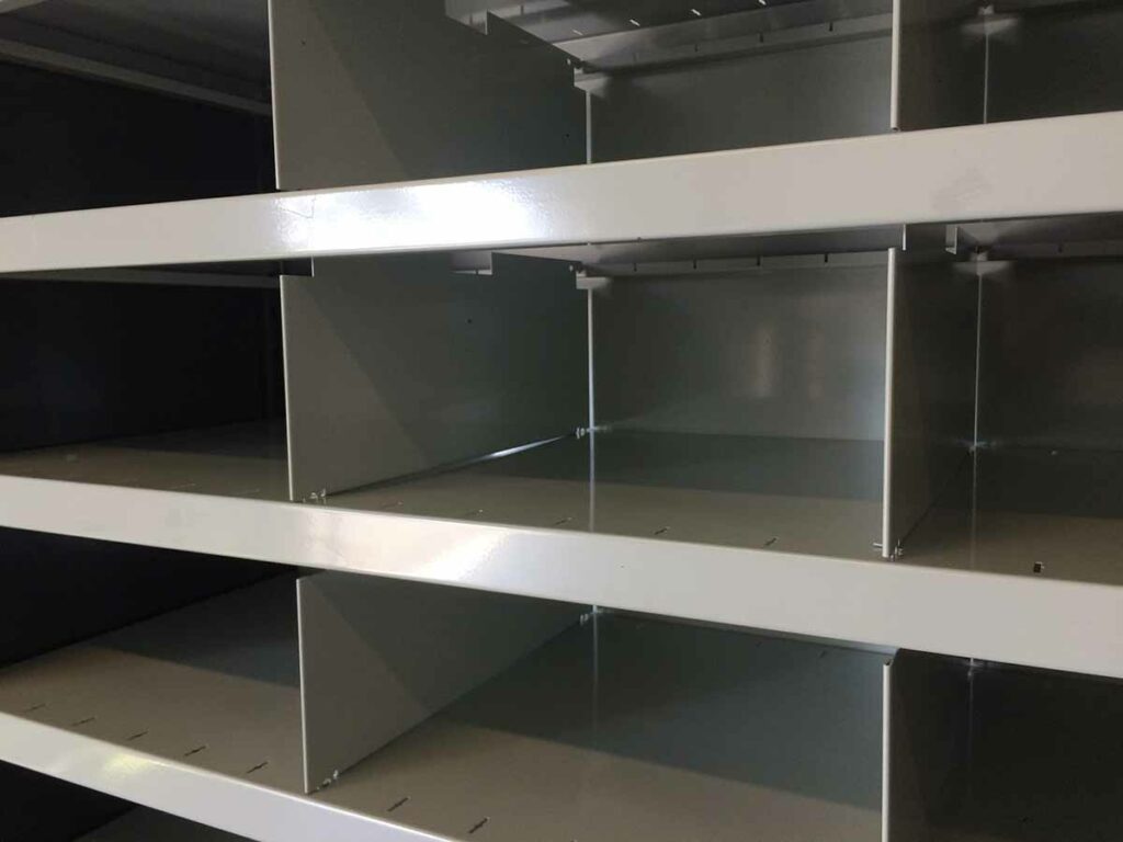 Rayonnage à tablettes tôlées adapté aux stockage humide ou gras_2