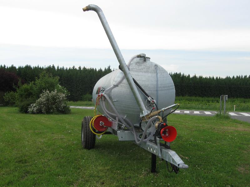 Tonne à eau équipée d’une béquille, frein à main et éclairage