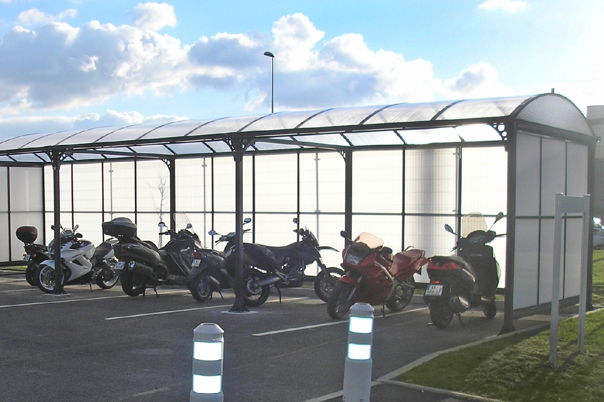 Abris 2 roues à toit arrondi pour vélos et motos - Série AT - Sur mesure - Poteaux métalliques anti-corrosion et options personnalisables_2