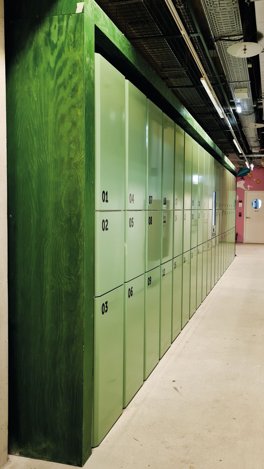 Consigne automatique multilingue pour hôtels