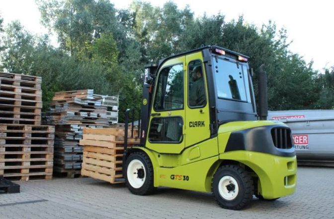 GTS20-33 - Chariots élévateurs frontaux thermiques Clark - Capacité 2000 à 3300 kg - Fiabilité et performance_2