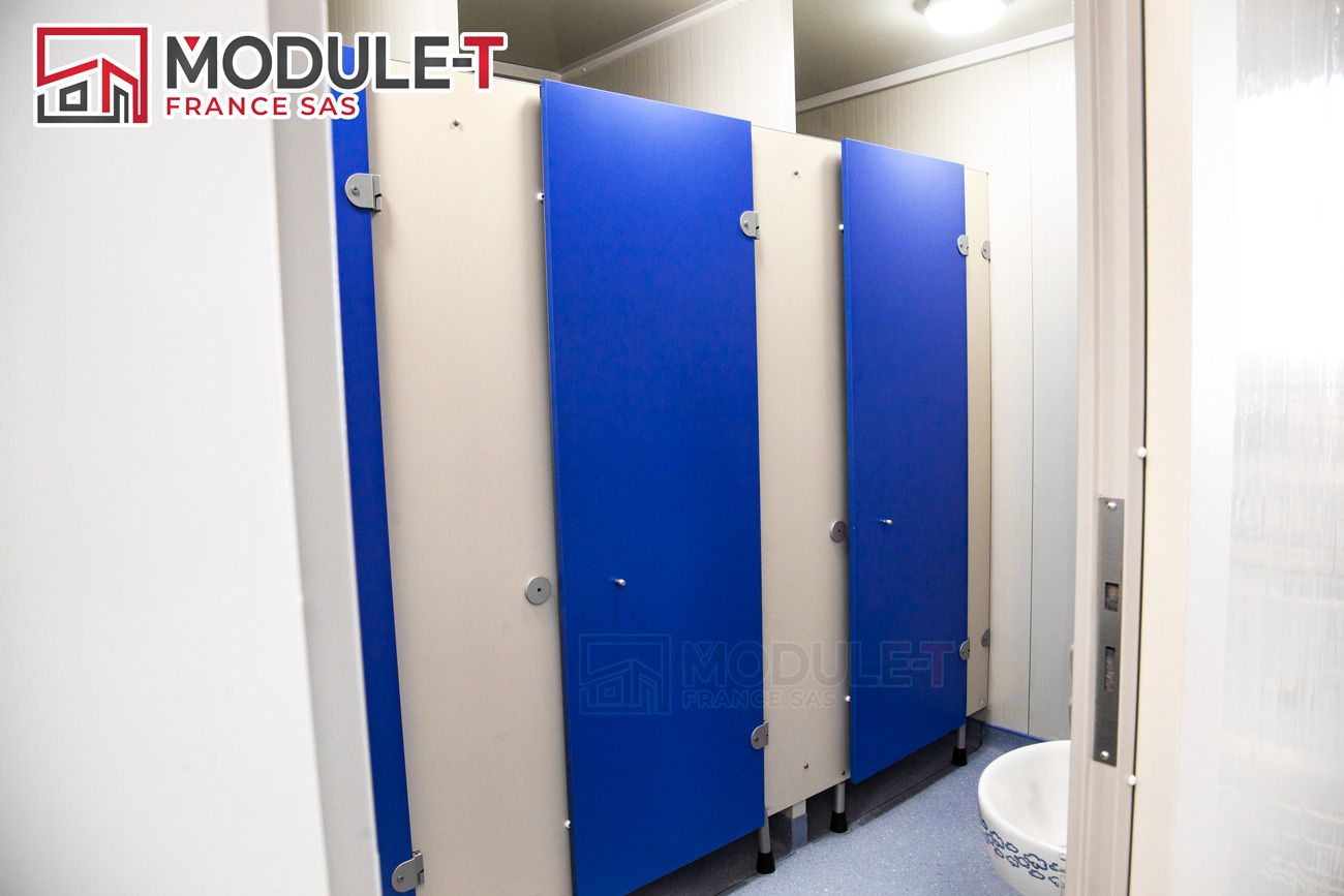 Bungalow vestiaire isolé avec sol PVC et luminaires conformes NF