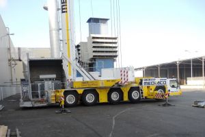 Grue mobile Liebherr MK88 avec positions relevées de flèche à 15°, 30° et 45°