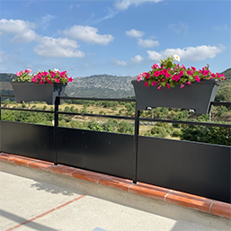 Jardinière en polyéthylène recyclable - Facile à manipuler - Rambarde - 21 coloris - Réserve d'eau amovible_2