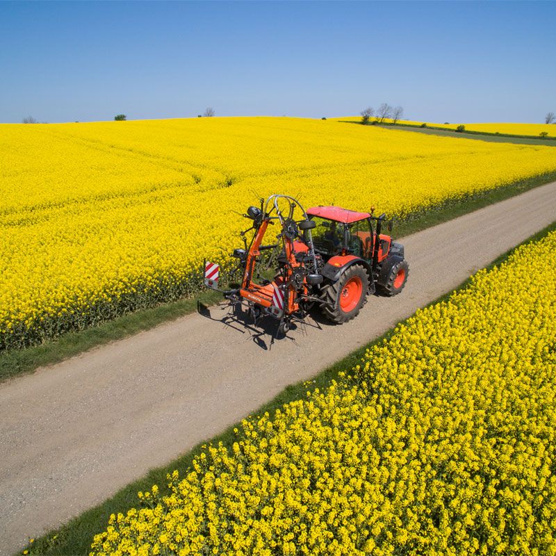 Faneuse compacte pour transport facile et stockage optimisé