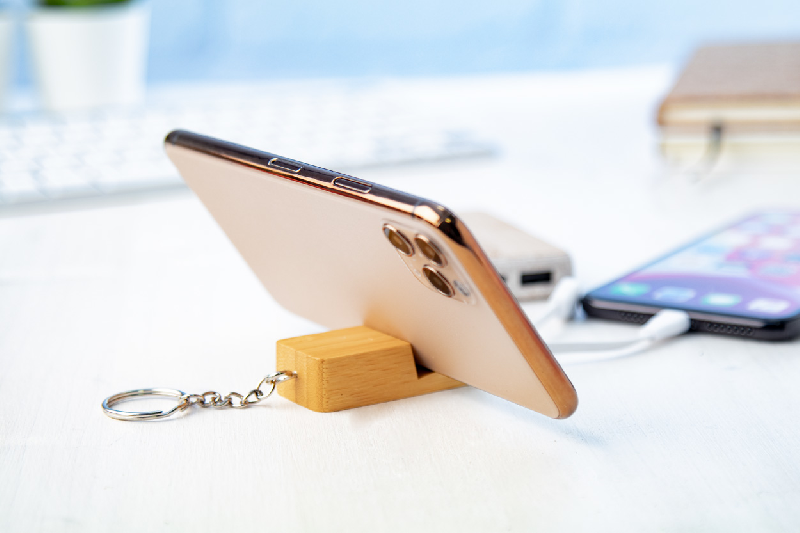 Câble chargeur USB - Porte-clés en bambou avec support téléphone - Connexions USB, USB-C et Lightning_2