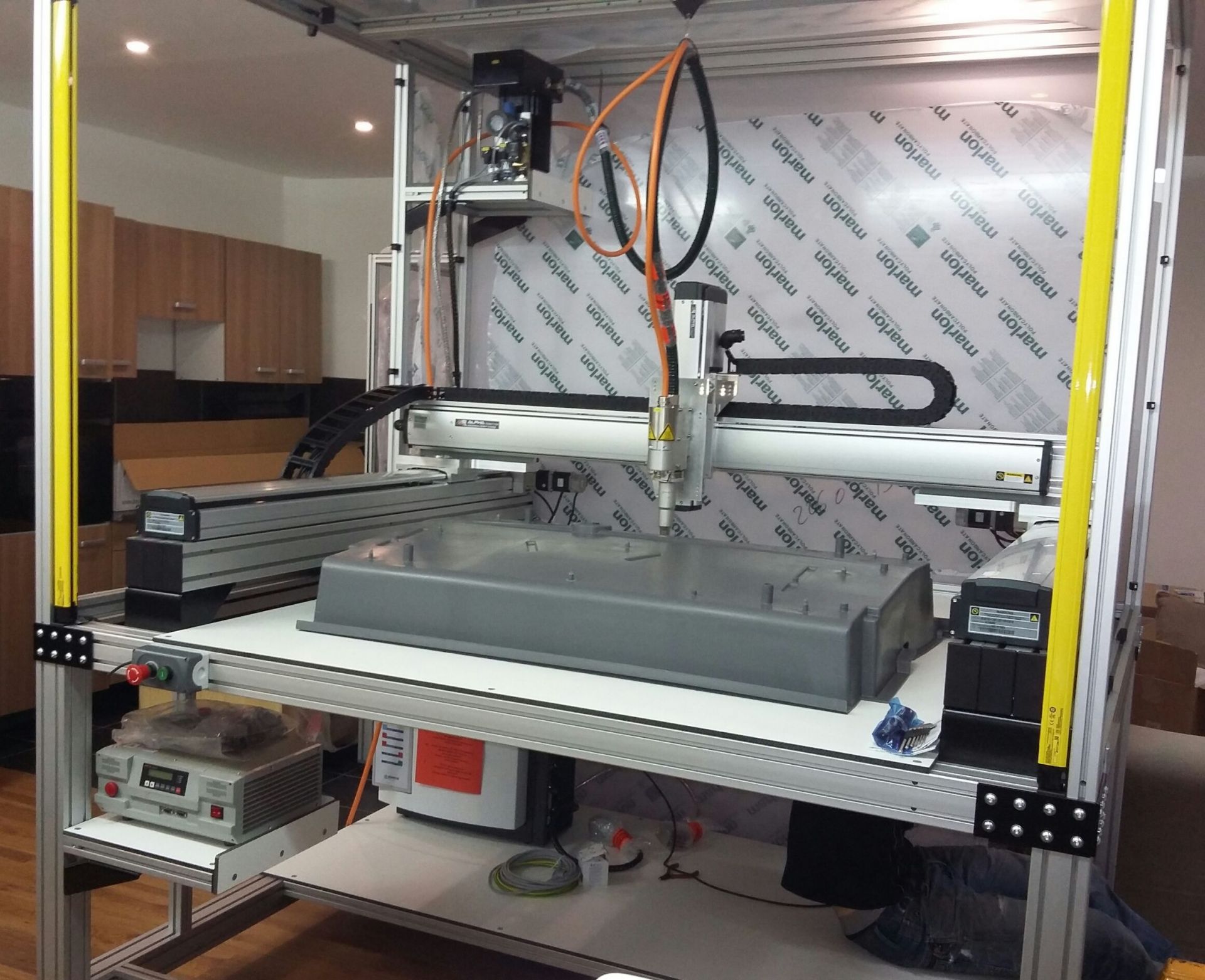 Robot portique cartesien en 3 axes XYZ et 4 axes WYZR, idéal pour les applications mono et bi-composants, utilisé dans les domaines de l'agro-alimentaire, cosmétique, horlogerie, automobile..._2