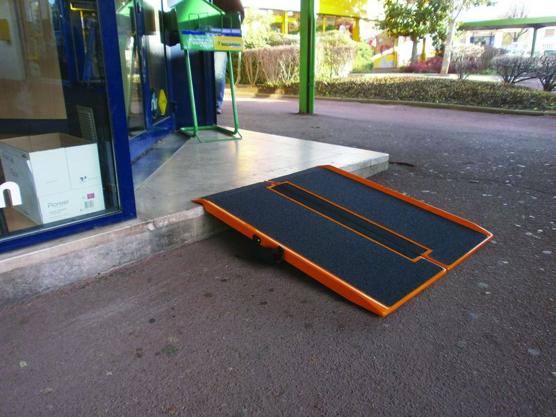 Rampe d'accès PMR pliable et amovible - Hauteur à franchir 180 mm - Référence AXS010_2