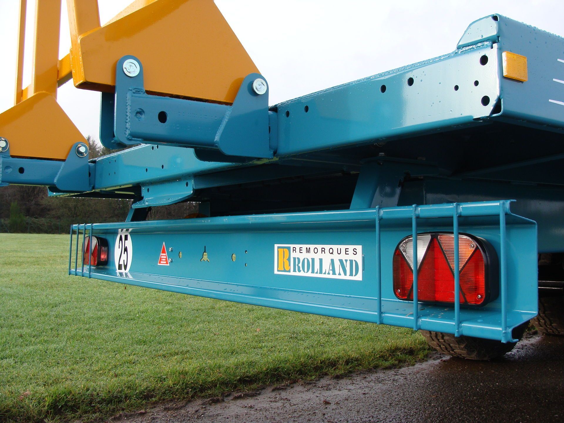 Remorque agricole 9 mètres de long avec options de fourragères inclinables