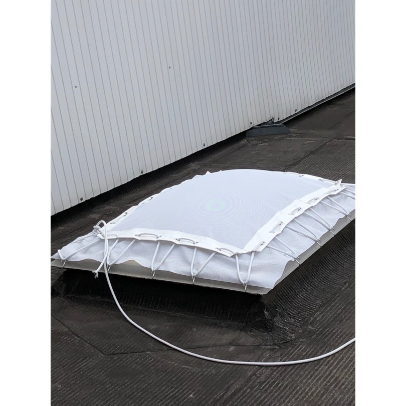 Couverture de skydome en grille micro perforée - Protection solaire sur mesure pour plafonds et ouvertures_2