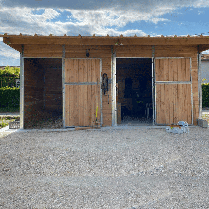 2 boxes en ligne PRO pour chevaux - poteaux métal - BOX019_2