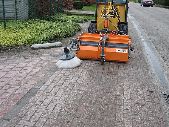 Balayeuse avec cuve collectrice KM 130 - Knikmops Rollmops - transmission hydraulique avec brosse polypropylène_2
