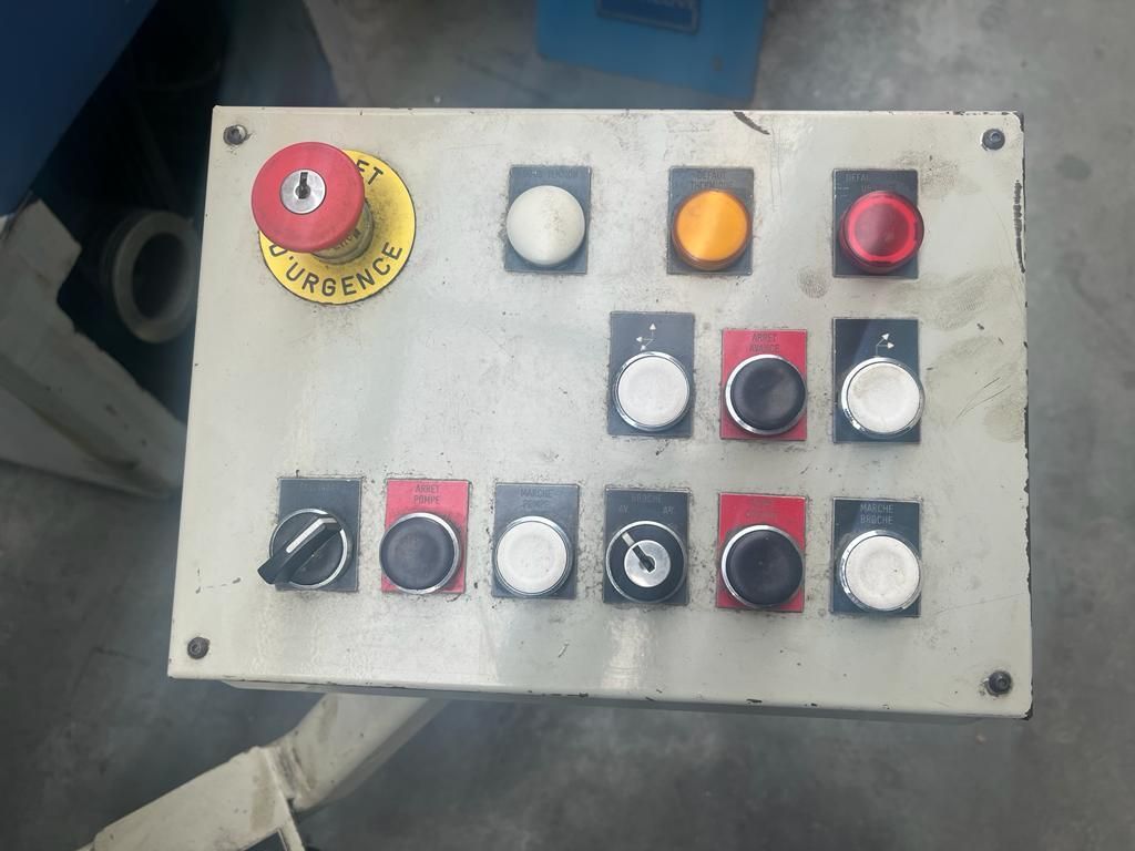 Fraiseuse avec vitesse de broche jusqu'à 2000 tr/min et 12 vitesses