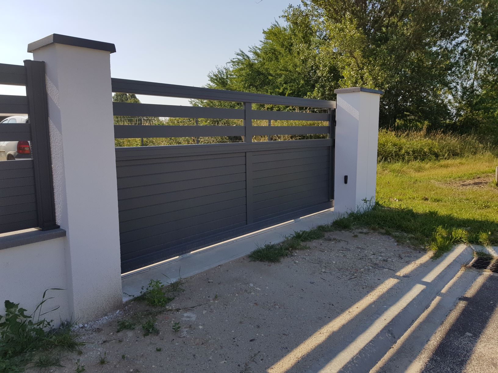 Portail coulissant - Plein, Semi-ajouré, Ajouré, Satiné ou Texturé, avec ou sans Serrure - Label QUALICOAT/QUALIMARINE_2