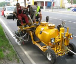 BM 2000 - Machine de marquage routier Borum - Réservoir de carburant 50 litres - Moteur 4 cylindres 44 kW/59 CV_2