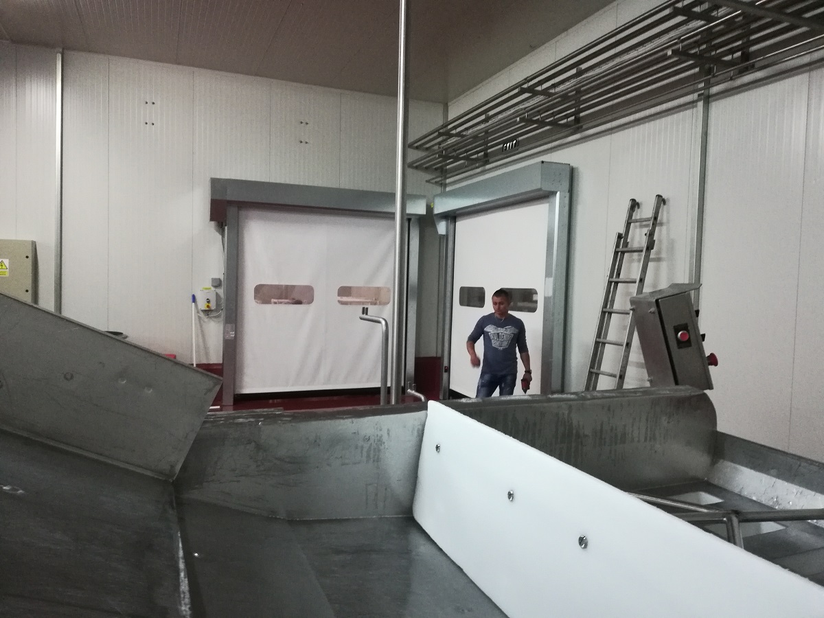 Porte rapide industrielle ZipGO Food - Conçue pour séparer les espaces alimentaires, conforme aux normes sanitaires_2