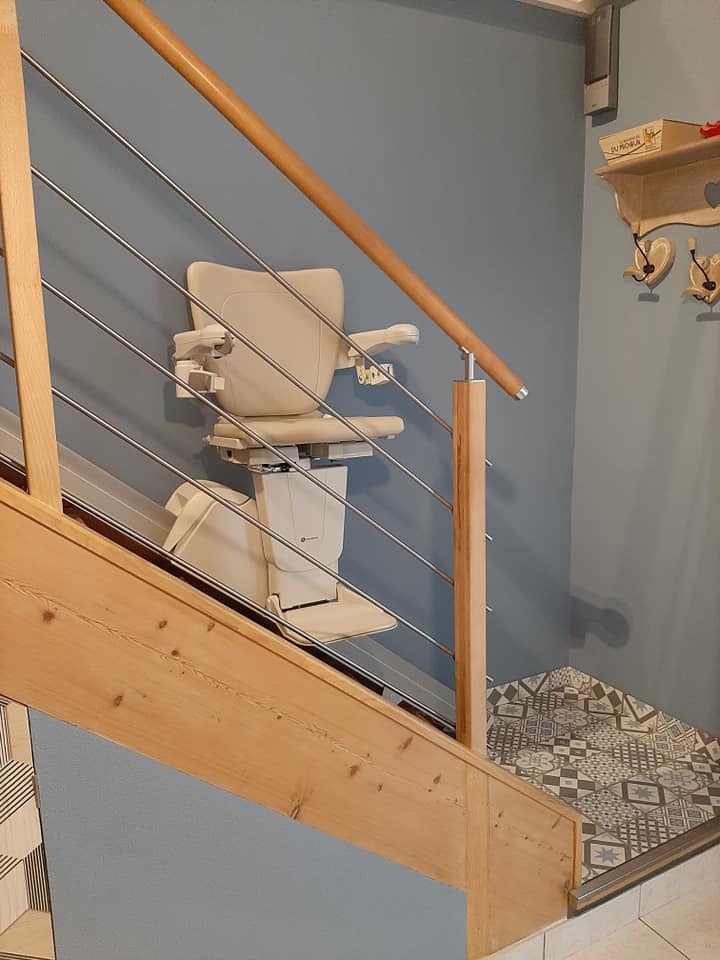 Monte-escalier silencieux intérieur - Handicare 1100 avec rail solide, ultra mince et design compact_3