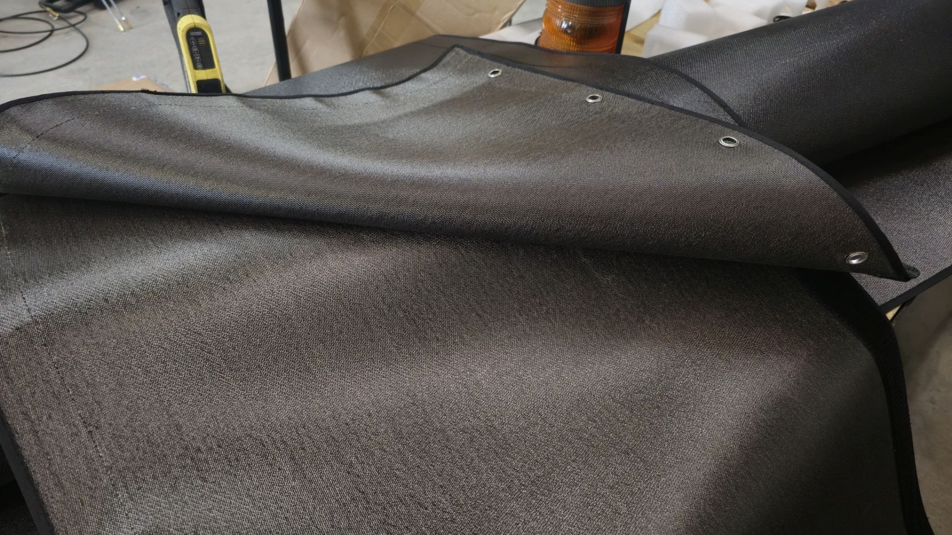 Rideau de protection spécifique au laser sur mesure - certifié EN60825-1 et IEC60825-1/13_2