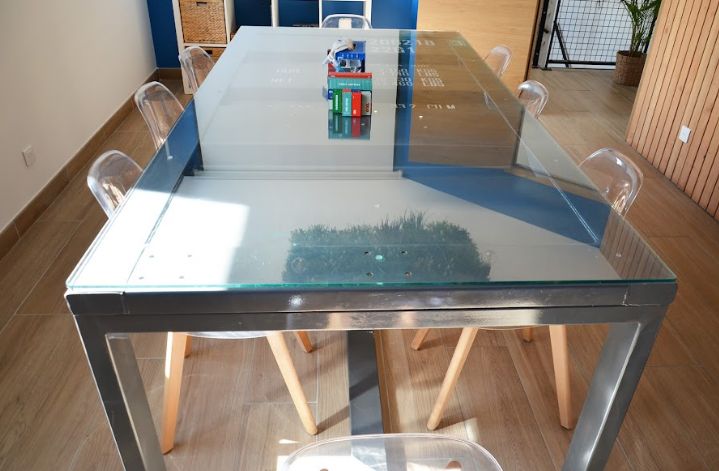 Table en conteneur - showroom en container maritime - Plateau en verre - Eurobox_2